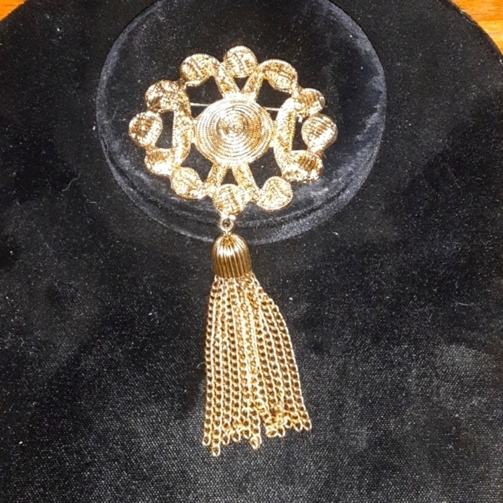 Large Gold Tone Rope Design Brooch - Picture 5 of 8